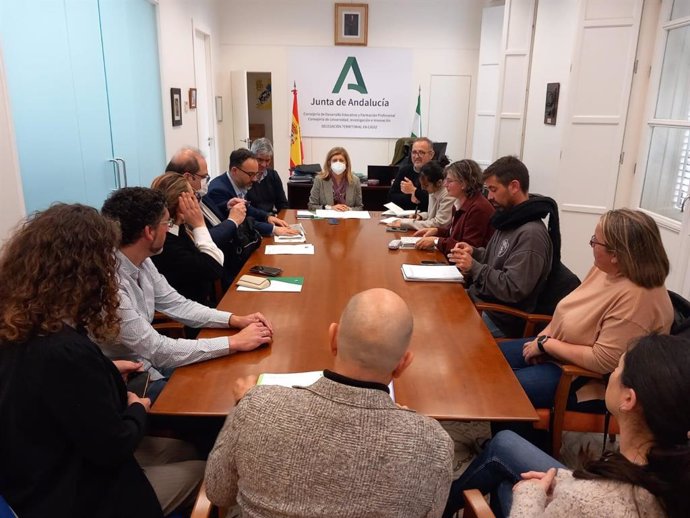 La delegada territorial de Desarrollo Educativo, Formación Profesional, Universidad, Investigación e Innovación en Cádiz, Isabel Paredes, ha mantenido una reunión con el alcalde de Medina Sidonia, José Manuel Ruiz Alvarado, y comunidad educativa