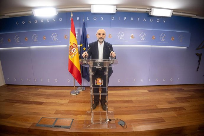 El diputado del BNG Néstor Rego durante una rueda de prensa anterior a la Junta de Portavoces, en el Congreso de los Diputados, a 18 de marzo de 2025.