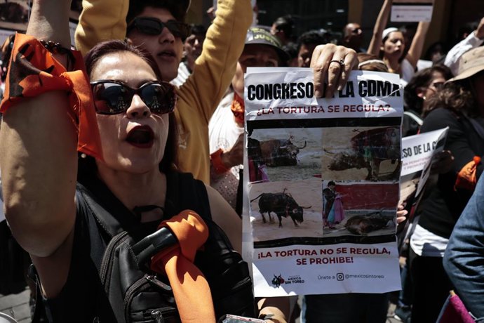 11 de março de 2025, Cidade do México, Cdmx, México: Manifestantes a favor dos direitos dos animais protestaram do lado de fora do Congresso da Cidade do México, para exigir que as autoridades fechem permanentemente a Plaza de Toros México e todas as outr