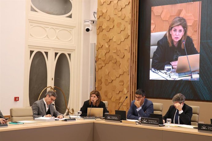 Miembros de la Sindicatura de Cuentas, este martes en el Parlament.