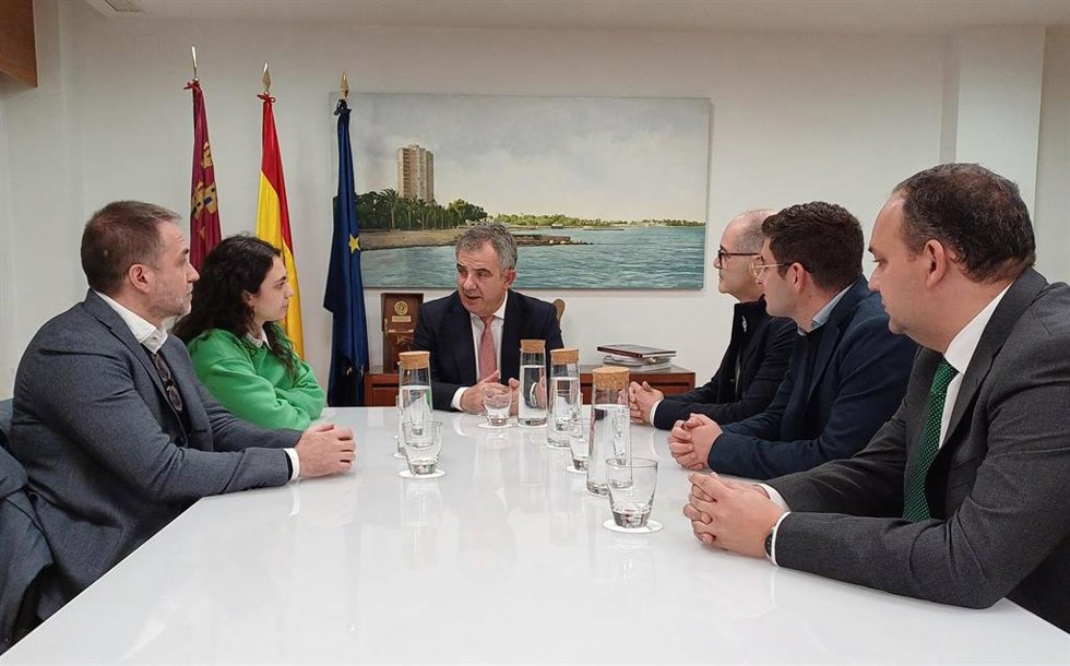El Gobierno regional y las universidades públicas aumentarán las becas Erasmus para el próximo curso