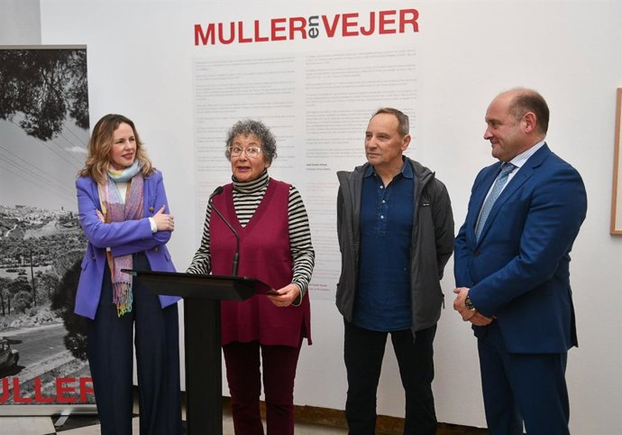 La diputada provincial de Cultura, Vanesa Beltrán, y la hija del fotógrafo Nicolás Muller, Ana Muller, en la inauguración de una exposición sobre Vejer.