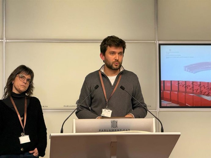 El portavoz del Sindicat de Llogateres, Enric Aragonès, en rueda de prensa en el Parlament.