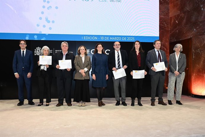 Os ganhadores do prêmio no Salão de Assembléias do CSIC.
