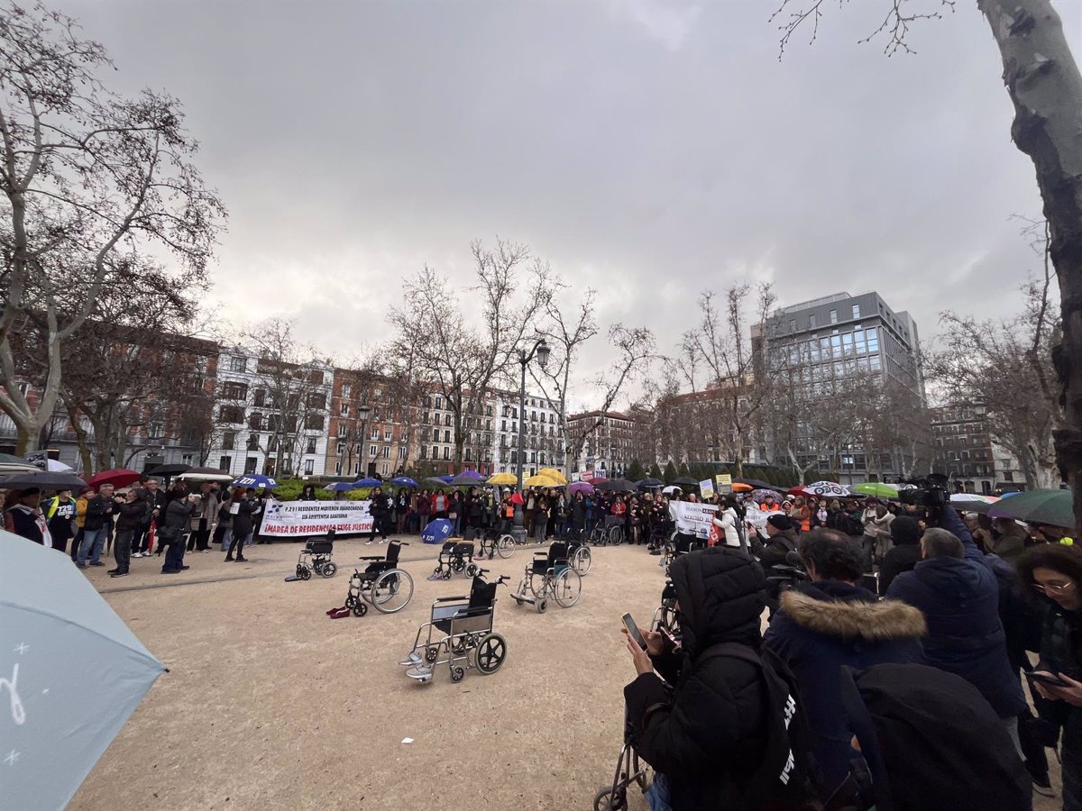 Cientos de personas se manifiestan frente al Supremo para pedir a Ayuso  justicia  por los fallecidos en las residencias