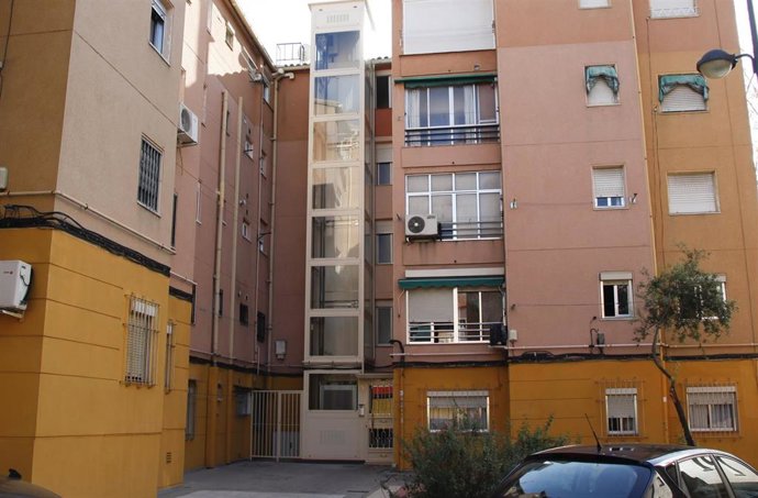 Archivo - Un ascensor en un edificio de viviendas.