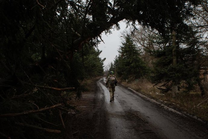 Archivo - Arquivo - 25 de novembro de 2023, Chasiv Yar, Oblast de Donetsk, Ucrânia: Um soldado ucraniano caminha por entre árvores parcialmente destruídas. A cidade de Chasiv Yar continua sendo alvo de fogo pesado das posições russas fora da cidade: 82427