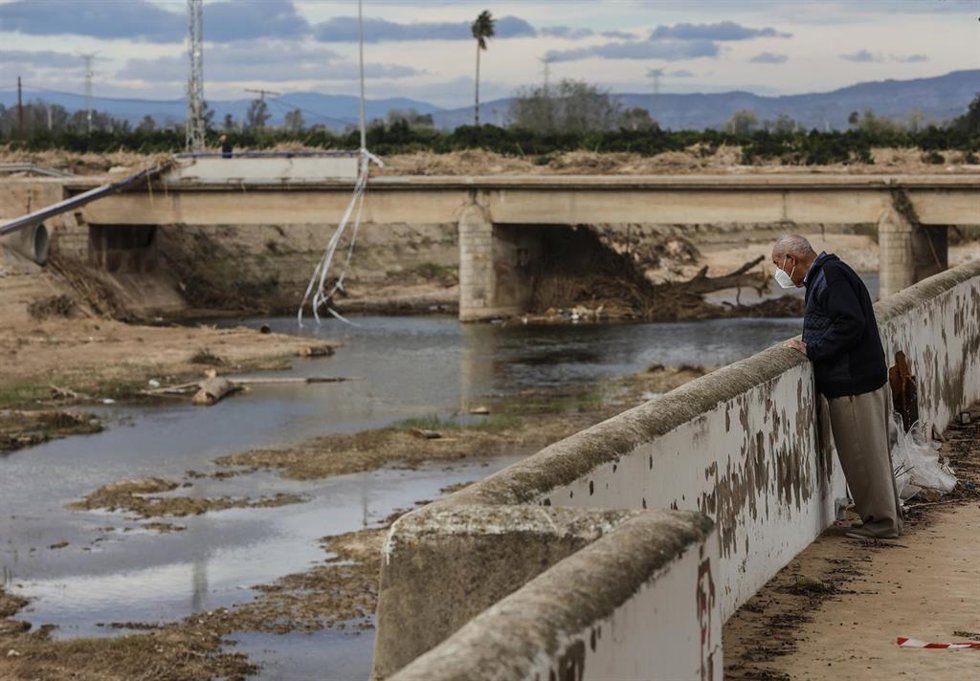Archivo - Un ciudadano  observa los estragos causados por la DANA en el  barranco donde pasa el Riu Magre a su paso por Algemesí (Archivo) 