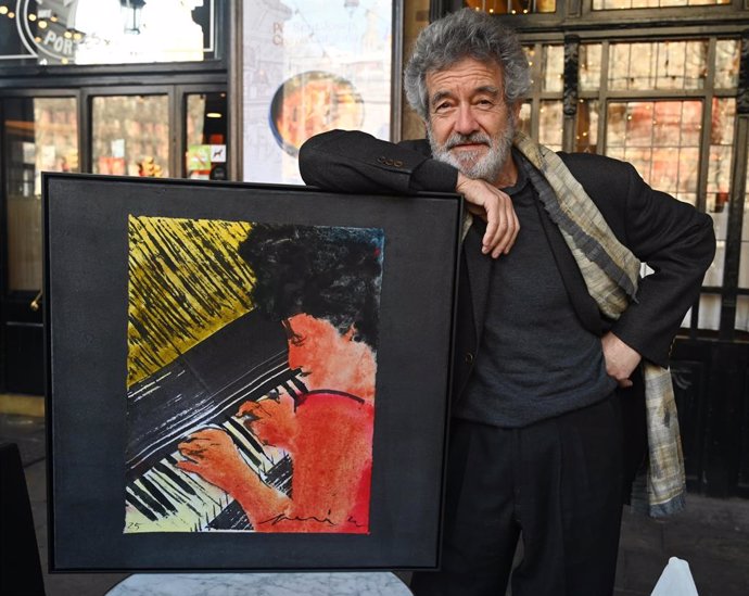 L'artista Perico Pastor amb el cartell de la 70 edició del concurs Maria Canals