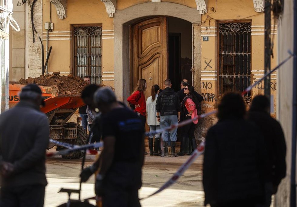 Archivo - Varias personas en una calle cubierta de barro, a 28 de noviembre de 2024, en Paiporta, Valencia.