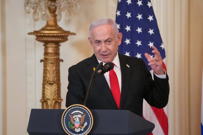 Archivo - Arquivo - 04 de fevereiro de 2025, EUA, Washington: O primeiro-ministro israelense Benjamin Netanyahu fala em uma coletiva de imprensa conjunta com o presidente dos EUA, Donald Trump, na Sala Leste da Casa Branca. Foto: Andrew Leyden/ZUMA Press 