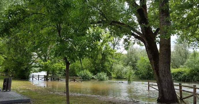 Crecida del río Alberche a su paso por Escalona.
