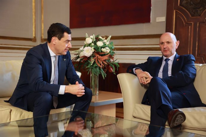 El presidente de la Junta de Andalucía, Juanma Moreno (i), junto al presidente de la Real Federación Española de Fútbol, Rafael Louzán (d) durante la reunión. A 18 de marzo de 2025, en Sevilla (Andalucía, España). El presidente de la Junta de Andalucía, J