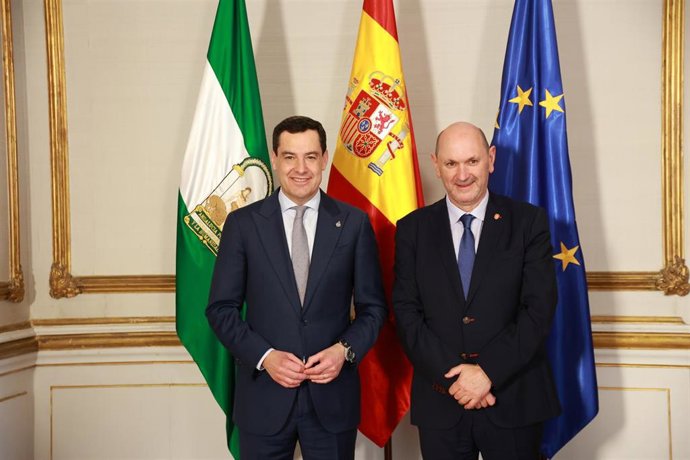 El presidente de la Junta de Andalucía, Juanma Moreno (i), junto al presidente de la Real Federación Española de Fútbol, Rafael Louzán (d) al inicio de la reunión. 