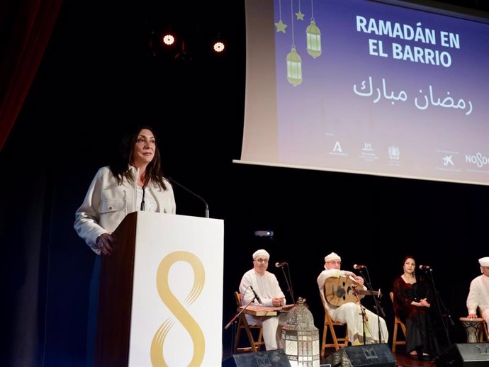 La consejera de Inclusión Social, Juventud, Familias e Igualdad, Loles López, en la ruptura de ayuno comunitario (iftar) organizado por la Fundación Tres Culturas del Mediterráneo.