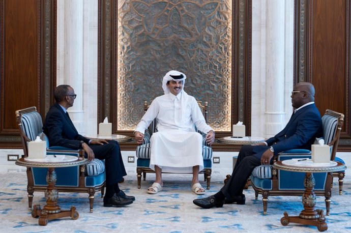 El emir de Qatar, Tamim bin Hamad al Thani, con los presidentes de Ruanda y República Democrática del Congo