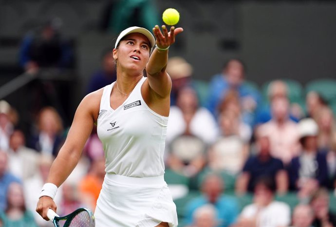 Archivo - 02 July 2024, United Kingdom, London: Spanish tennis player Jessica Bouzas Maneiro in action against Czech Marketa Vondrousova during their Women's singles first round match on day two of the 2024 Wimbledon Championships at the All England Lawn 