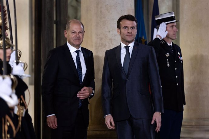 Archivo - February 8, 2023, Paris, France, France: Mylene Deroche/IP3 - French President Emmanuel Macron welcomes German Chancellor Olaf Scholz upon his arrival at the Elysee Palace prior to a working dinner with both French President and Ukraine's Presid