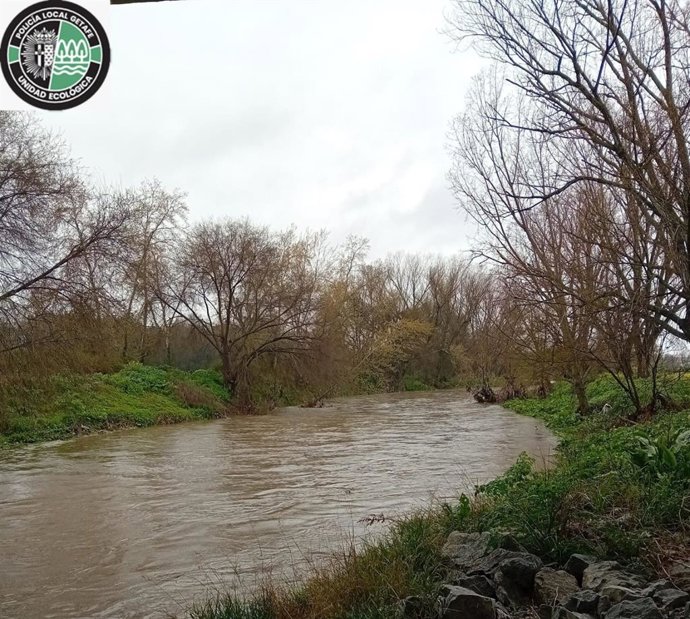 Policía Local de Getafe vigila el cauce del río Manzanares a su paso por el barrio de Perales del Río