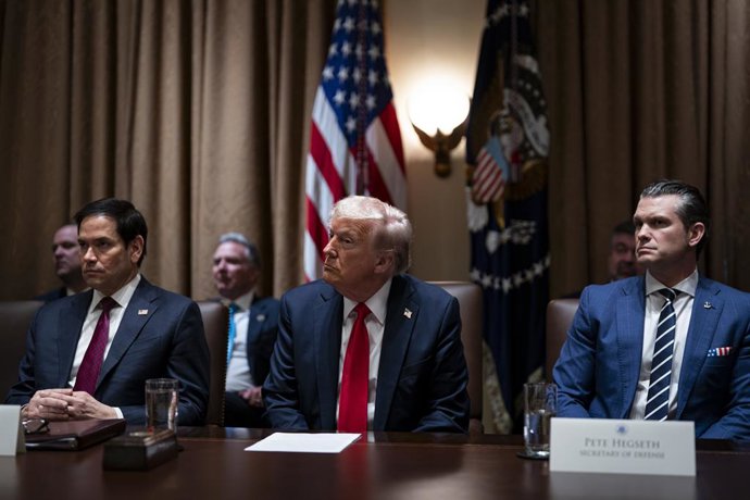 26 de fevereiro de 2025, Washington, Distrito de Columbia, EUA: Marco Rubio, secretário de Estado dos EUA, à esquerda, o presidente dos EUA, Donald Trump, e Pete Hegseth, secretário de Defesa dos EUA, rezam durante uma reunião de gabinete na Casa Branca e