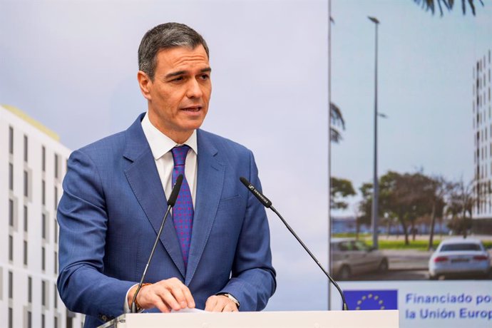 El presidente del Gobierno, Pedro Sánchez interviene en el acto de entrega de llaves de viviendas de alquiler asequible. A 17 de marzo de 2025 en Sevilla, Andalucía (España). El presidente del Gobierno, Pedro Sánchez, y el presidente de la Junta de Andalu