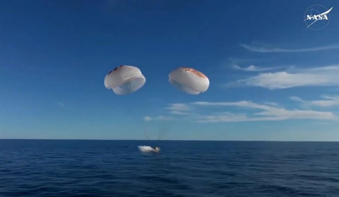 Pouso da espaçonave Freedom da Space X com astronautas da NASA presos