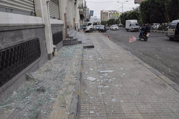 Ventanas rotas en la capital de Yemen, Saná, tras varios ataques estadounidenses contra objetivos de los hutíes 