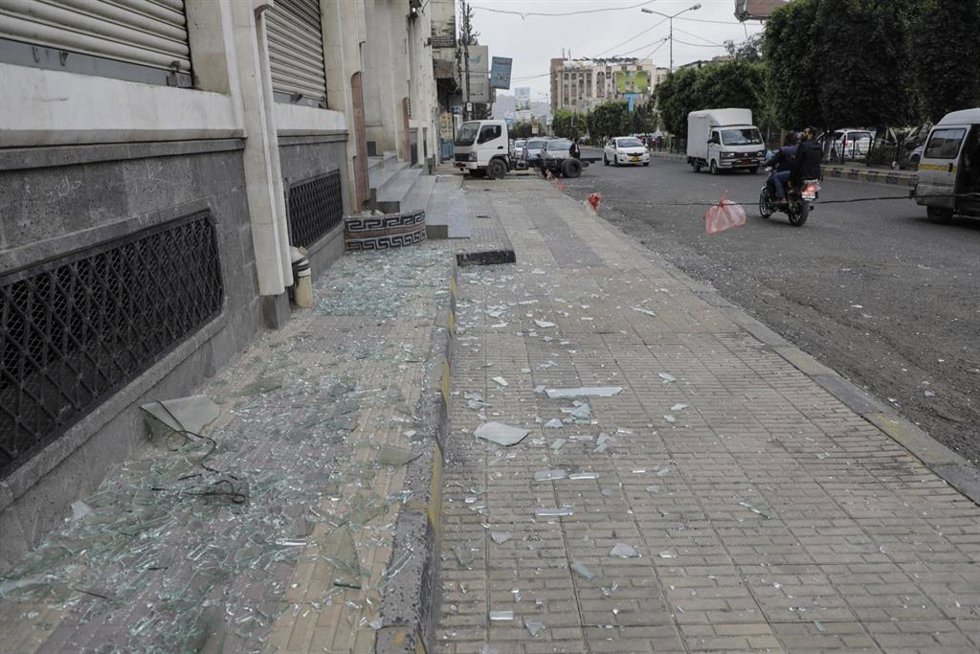 Ventanas rotas en la capital de Yemen, Saná, tras varios ataques estadounidenses contra objetivos de los hutíes