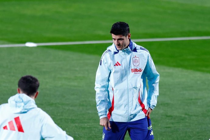 Alvaro Morata observa durante a sessão de treinamento da equipe da Espanha antes da partida da Liga das Nações da UEFA contra a Holanda na Ciudad del Futbol em 17 de março de 2025, em Las Rozas, Madri, Espanha.