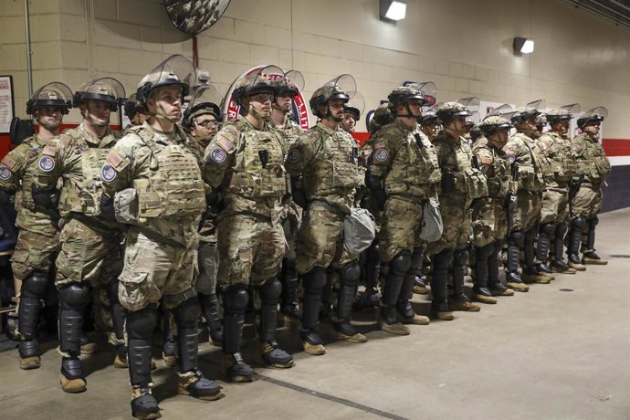 Archivo - Arquivo - 19 de janeiro de 2025, Washington, Dc, Estados Unidos da América: Soldados do Exército dos EUA com a Guarda Nacional ficam em posição de sentido, usando equipamento antimotim, enquanto se preparam para proteger os eventos da 60ª Inaugu