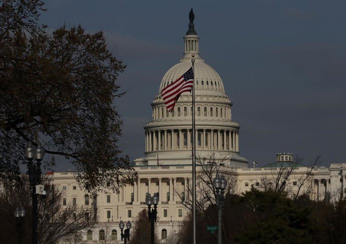 13 de março de 2025, Washington Dc, Virgínia, EUA: Uma bandeira dos EUA tremula em frente ao Capitólio dos EUA em Washington, DC, em 13 de março de 2025. Na segunda-feira, a Câmara aprovou uma resolução contínua que cortaria mais de um bilhão do orçamento