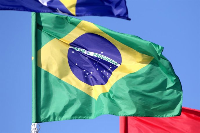 Archivo - Arquivo - 9 de junho de 2024, São Petersburgo, Rússia: A bandeira da República Federativa do Brasil vista na galeria de bandeiras dos países participantes no âmbito do Fórum Econômico Internacional de São Petersburgo 2024