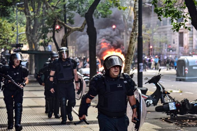 Agentes de la Policía argentina reprimen una marcha en Buenos Aires