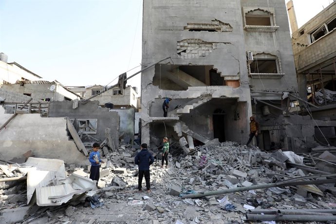 Vista da destruição causada no campo de refugiados de Nuseirat pelos ataques israelenses que encerraram o cessar-fogo na Faixa de Gaza.
