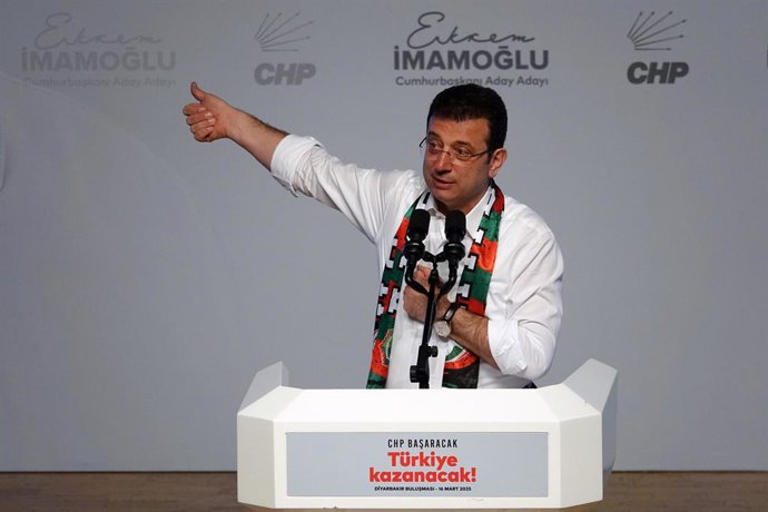 16 de março de 2025, Diyarbakir, Turquia: Ekrem Imamoglu discursa em Diyarbakir. Na Turquia, o prefeito metropolitano de Istambul, Ekrem Imamoglu, candidato às eleições presidenciais pelo Partido Republicano do Povo (CHP), principal partido de oposição, d