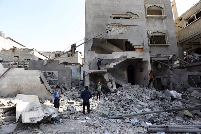 Vista de la destrucció causada en el campament de refugiats de Nuseirat pels atacs israelians que han posat fi a l'alto el foc a la Franja de Gaza