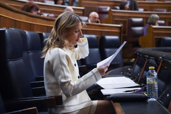 A segunda vice-presidente e ministra do Trabalho, Yolanda Díaz, durante uma sessão plenária no Congresso dos Deputados, em 13 de março de 2025, em Madri (Espanha). A controvérsia sobre a gestão da DANA, que causou 227 mortes, vários ferimentos e c