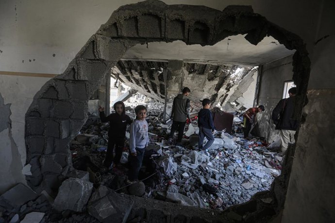 18 de março de 2025, Cidade de Gaza, Faixa de Gaza, Território Palestino: Palestinos inspecionam uma área destruída da escola Al Tabien após ataques aéreos israelenses na Cidade de Gaza, em 18 de março de 2025. Em 18 de março, as forças israelenses confir