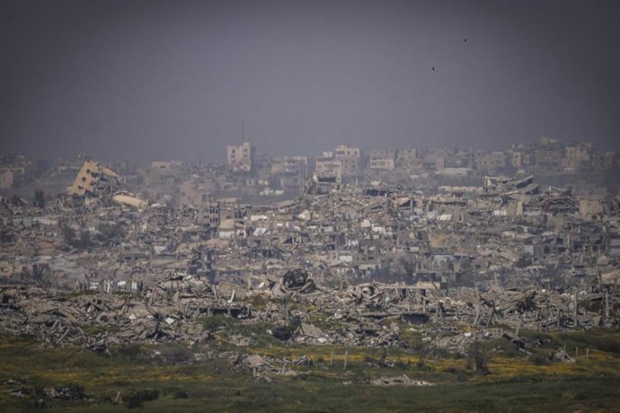 Vista general de la destrucción en Gaza desde la frontera con Israel