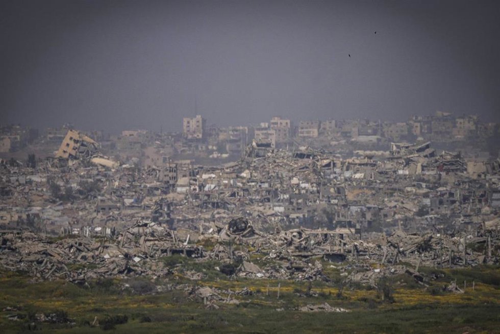 Vista general de la destrucción en Gaza desde la frontera con Israel