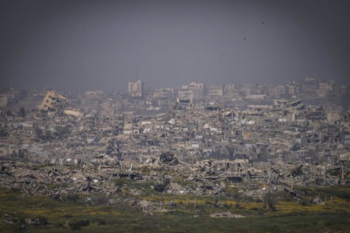 Vista geral da destruição em Gaza a partir da fronteira israelense