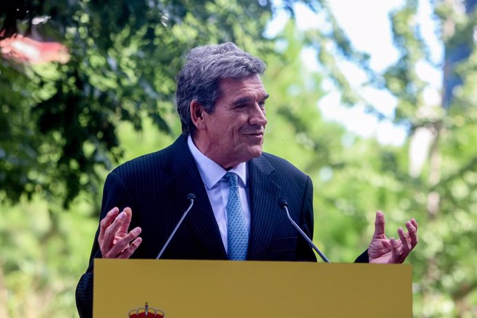 Archivo - El ministro saliente para la Transformación Digital y de la Función Pública, José Luis Escrivá, durante el acto de entrega de la cartera ministerial al nuevo ministro, Óscar López, en la sede del Ministerio, a 6 de septiembre de 2024, en Madrid 