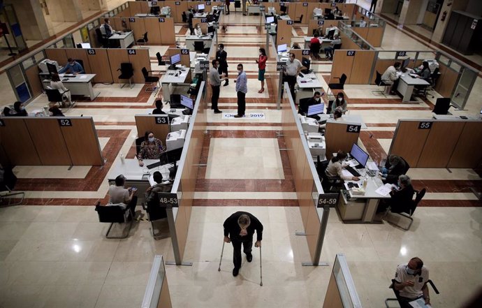 Archivo - Vista general de una oficina de la Agencia Tributaria