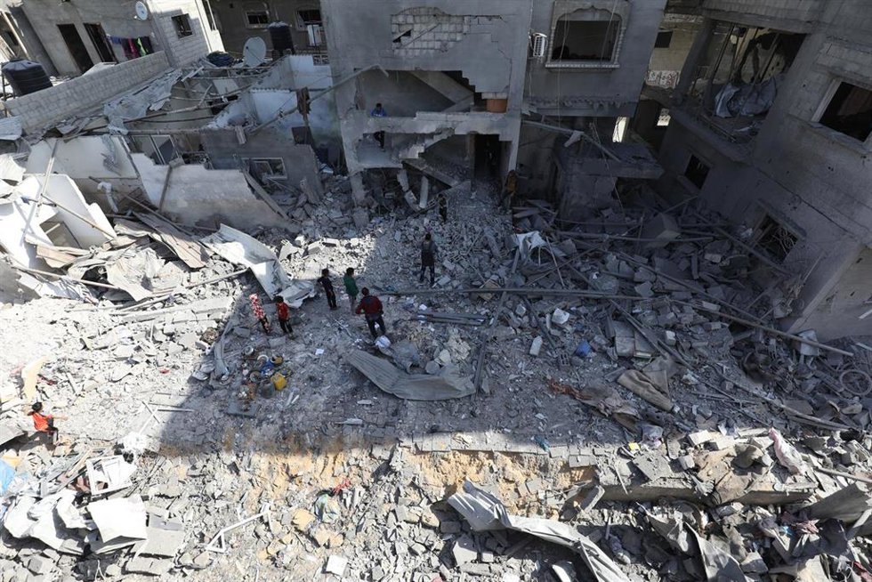 Palestinos en un edificio destruido por un bombardeo del Ejército de Israel contra el campamento de refugiados de Nuseirat, en la Franja de Gaza (archivo)