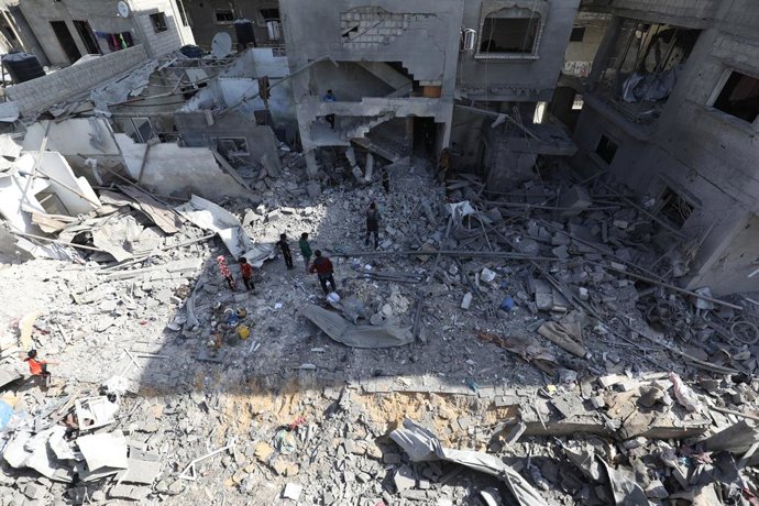 18 de março de 2025, Nusairat, Faixa de Gaza, Território Palestino: Uma visão da destruição quando os palestinos perderam suas casas no campo de refugiados de Nuseirat após um ataque israelense, quebrando o cessar-fogo em 18 de março de 2025 na Faixa de G