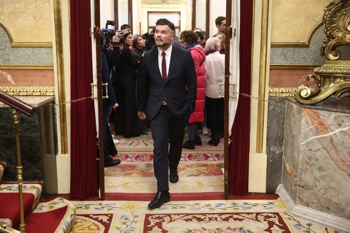 O porta-voz da ERC no Congresso, Gabriel Rufián, chega a uma sessão de controle do governo no Congresso dos Deputados em 19 de março de 2025 em Madri (Espanha). Os gastos com defesa ocupam o centro do palco na sessão de controle do governo após a reunião