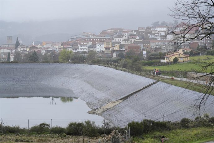 Balsa de riego del Charco de la Maricana, a 18 de marzo de 2025, en Jarandilla de la Vera, Cáceres, Extremadura (España). 