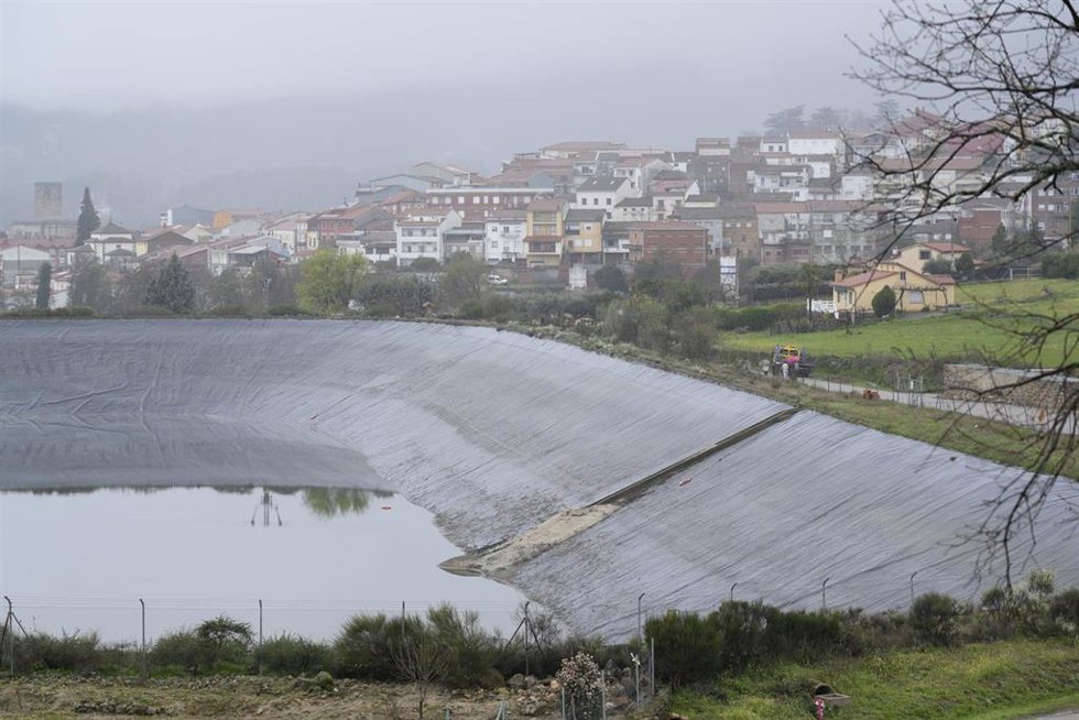 Balsa de riego del Charco de la Maricana, a 18 de marzo de 2025, en Jarandilla de la Vera, Cáceres, Extremadura (España).