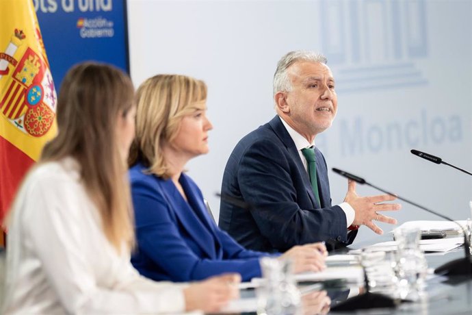 El ministro de Política Territorial y Memoria Democrática, Ángel Víctor Torres, durante una rueda de prensa posterior al Consejo de Ministros, en el Palacio de La Moncloa, a 18 de marzo de 2025, en Madrid (España). 