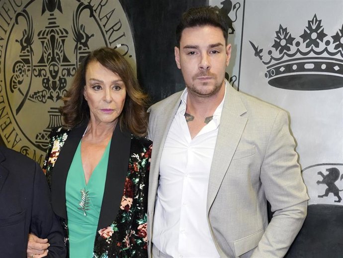 María Ángeles Grajal acompañada por su hijo, Jacobo Ostos, durante la presentación de su libro ‘Jaime Ostos, sin filtros’